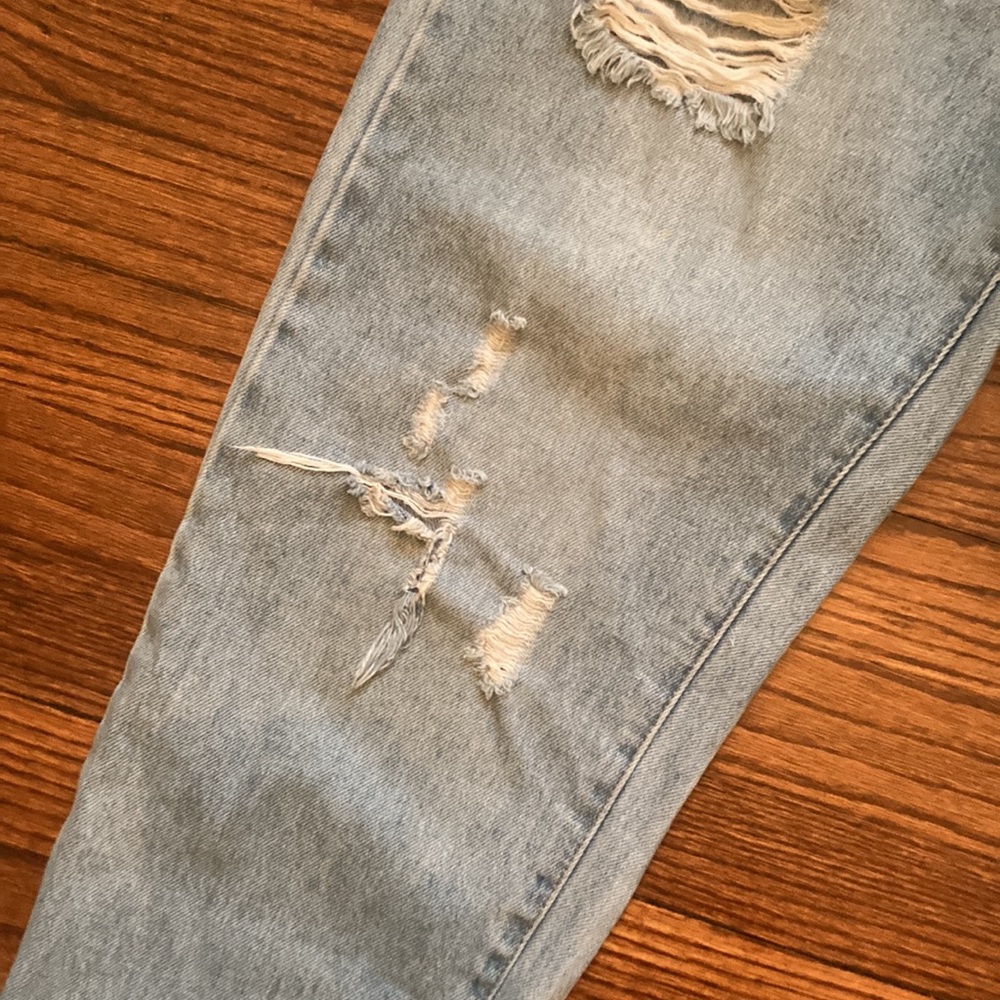 Forever 21 light washed blue ripped jeans - Picture 5 of 8
